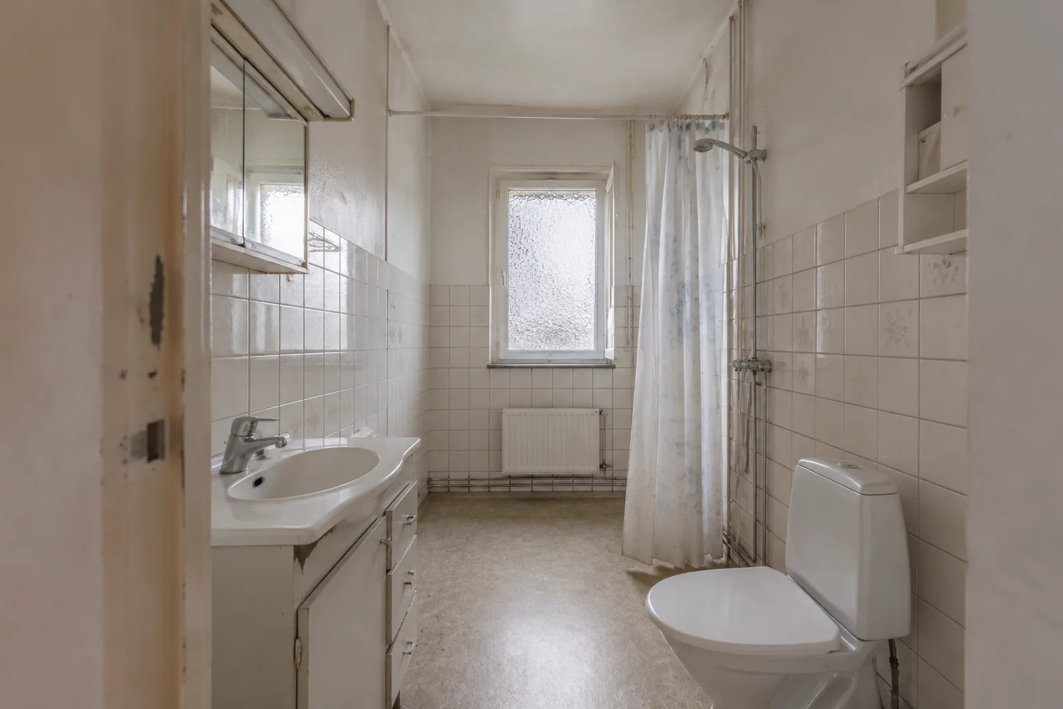 Visualisering av samma badrum före renovering